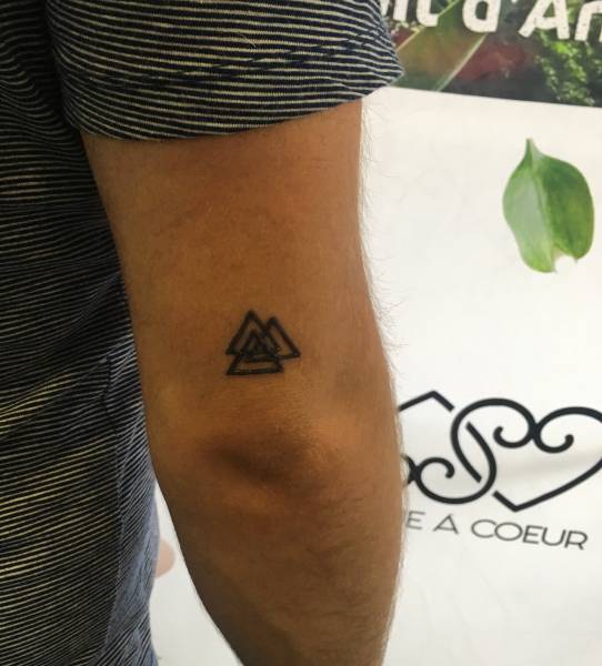 tatouage triangle homme teleperformance