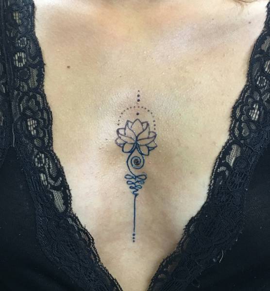 tatouage temporaire entre les seins unalome à cenon