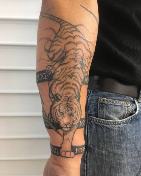 Tigre blanc avant bras homme bordeaux