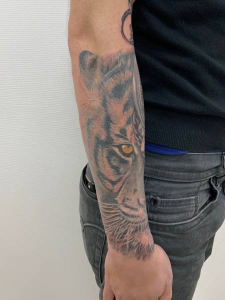 tigre réaliste avant bras homme bordeaux