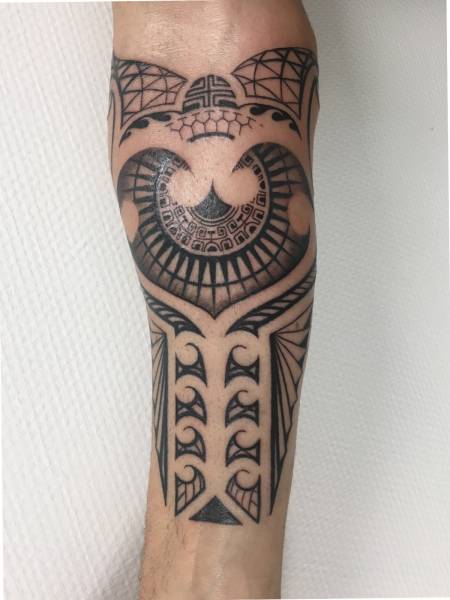 Tortue maori avant bras homme bordeaux